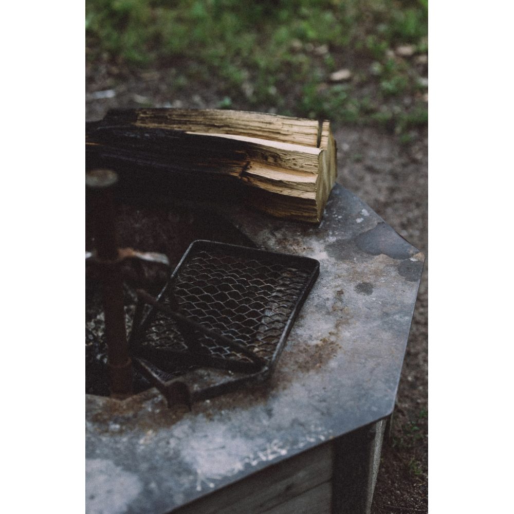 Large fire pit with swivel grill grates